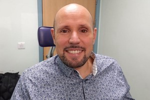 英男子裝上全新義眼，難分真與假。（圖源：互聯網）