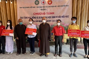 組委會向4名大學生頒發2021-2022學年助學金。