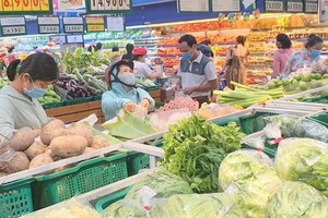 消費者在超市選購物品。（圖源：何英）