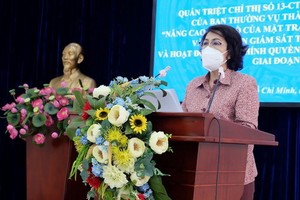 市越南祖國陣線委員會主席蘇氏碧珠在會議上致詞。（圖源：秋紅）