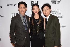 當地時間11月29日，《魷魚游戲》獲得第31屆美國哥譚獨立電影獎“最具突破劇集”大獎。左起依次為主演李政宰、鄭浩妍和導演黃東赫。（圖源：韓聯社）