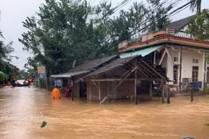 南中部和西原各省最近連日豪雨引發洪水、山體滑坡，造成多地道路坍塌交通中斷。（圖源：越通社）
