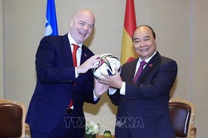國家主席阮春福（右）與國際足聯主席詹尼‧因凡蒂諾。（圖源：互聯網）