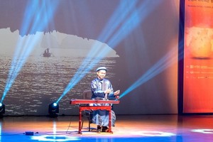 在韓國舞台上演奏越南傳統樂器。