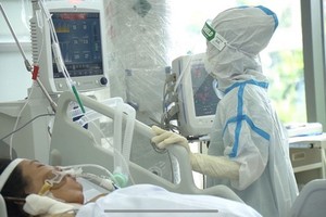 醫護人員在為一名重症新冠患者照護治療。（圖源：慶元）