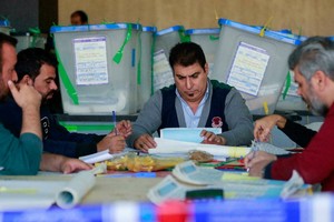 伊拉克獨立高級選舉委員會的員工於 2021年11月23日在巴格達對 10 月 10 日議會選舉的選票進行部分手動重新計票。（圖源：AFP）