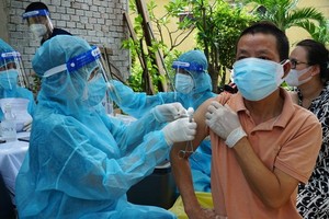 民眾在接種新冠疫苗。（圖源：NLĐ）