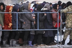 圖為當地時間12月1日，白俄羅斯格羅德諾，聚集在波蘭-白俄羅斯邊境地區的難民。（圖：互聯網）