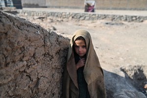 當地時間2021年11月22日，阿富汗赫拉特，在難民營裡的兒童。（圖：視覺中國）