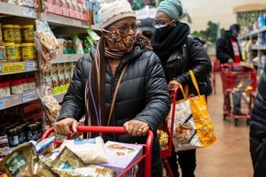 美國消費者在超市選購物品。（圖：Getty Images）