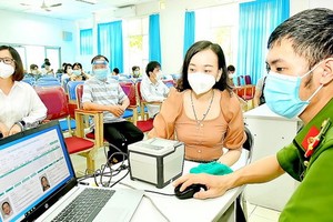 本市民眾正在辦理公民身份證手續。