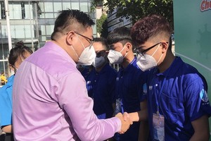 市越南青聯會代表向志願者親切握手並祝願抗疫成功歸來。（圖源：金英）