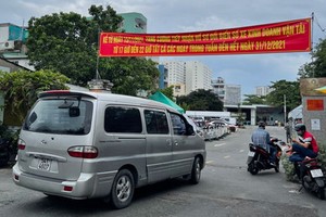 從事運輸經營活動的車主到陸路機械交通工具登記管理隊（平盛郡第十二坊諾莊隆街282號）註冊換黃色車牌。