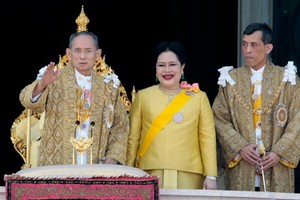12月5日是泰國九世王普密蓬的誕辰紀念日，也是泰國國慶節和父親節。當天，泰國各地紛紛舉行紀念先王普密蓬活動，以表達崇敬和緬懷之情。（圖：互聯網）