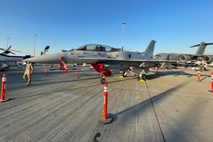 11月14日在阿聯酋迪拜國際航空展上拍攝的軍用飛機。（圖：新華社）