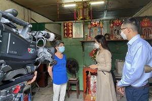 越南電視台訪問豪仕坊內一位華人老街坊。