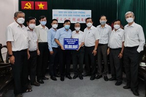 阮玉英主編(左五)接受王永勝理事長捐贈善款。