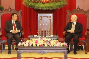 黨中央總書記阮富仲接見老撾國會主席賽宋蓬‧豐威漢。（圖: 越通社）