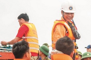 SAR 412號救護船船員陳文奎。（圖: 越南MRCC）