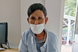 楊源身體虛弱，需要拄著拐杖方能慢慢行動。