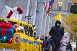 11月23日，戴口罩的行人從美國紐約街頭的節日裝飾旁走過。（圖：新華社）