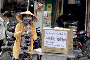 茶榮市民眾拿取免費桑拿草藥。