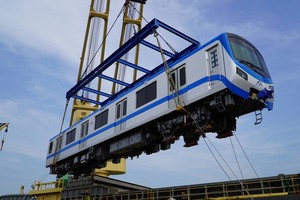 列車從貨船上卸下。（圖：國英）