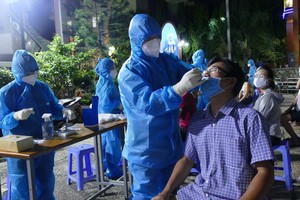 圖為2021年5月28日，舊邑郡民眾接受鼻拭取樣檢測。（圖：VGP）