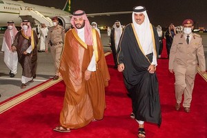 沙特王儲穆罕默德·本·薩勒曼12月8日在卡塔爾多哈受到卡塔爾埃米爾的歡迎。（圖：APS）