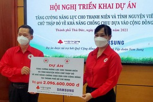 本市的項目負責人陳文俊向守德市紅十字會主席鄧陳源草轉交經費。