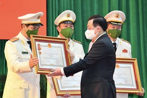 國會主席王廷惠向各單位頒發獎狀。（圖：越勇）