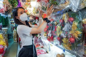 聖誕節來臨，民眾紛紛購買聖誕裝飾物，市場也開始變得活躍起來。