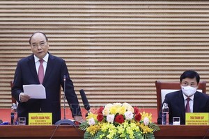 國家主席阮春福（左）在會議上發表講話。（圖：越通社）