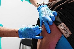 德國新政府擬立法強制醫護人員接種疫苗。（圖：AP）