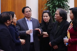 政府總理范明政（左三）同與會代表交談。（圖：越通社）