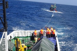 救援船將遇險的船魚拖帶至岸邊碼頭。（示意圖：越通社）