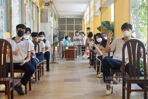 學生在接種後留觀半小時。