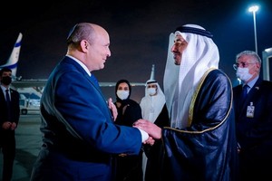 12月12日，阿聯酋外長阿卜杜拉（右）親自到阿布扎比機場迎接以色列總理貝內特（左）。（圖：路透社）