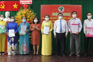 華人老幹部朱杞文（右二）蟬聯新一任高齡人會主任。