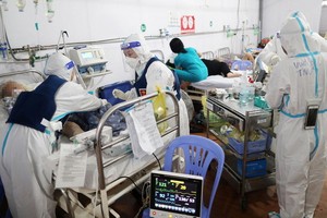 在新平多層野戰醫院治療的重症新冠病人。