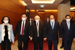 黨中央總書記阮富仲與黨、國家領導出席會議。