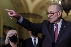 12月14日，在美國華盛頓國會山，參議院民主黨領袖舒默在記者會上發言。（圖：新華社）