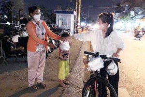 幼兒園教師黃氏竹莉騎著自行車去行善。