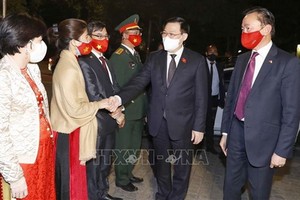 國會主席王廷惠（右二）與越南駐印度大使館工作人員握手。（圖：越通社）