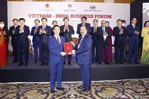 國會主席王廷惠見證兩國企業合作協定簽署儀式。（圖：越通社）