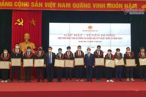 2021年奧林匹克競賽與國際科技比賽得獎學生表彰儀式。（圖：VNN）