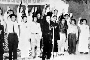 1960年12月20日，越南南方民族解放陣線中央委員會成員在陣線成立儀式上宣誓。