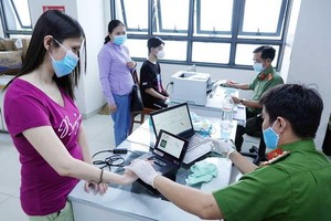 第三郡公安為民眾辦理晶片公民身份證手續。為加快簽發 進度，每日辦理時間由上午6時至晚上10時。