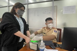 新富郡公安為人民簽發芯片公民身份證。