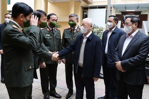 黨中央總書記阮富仲、政府總理范明政與各代表交流。（圖：越通社）